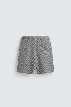 ZARA ШОРТЫ ИЗ ЖАТОЙ ТКАНИ СТРУКТУРЫ СИРСАКЕР, ЭКРЮ/ТЕМНО-СИНИЙ