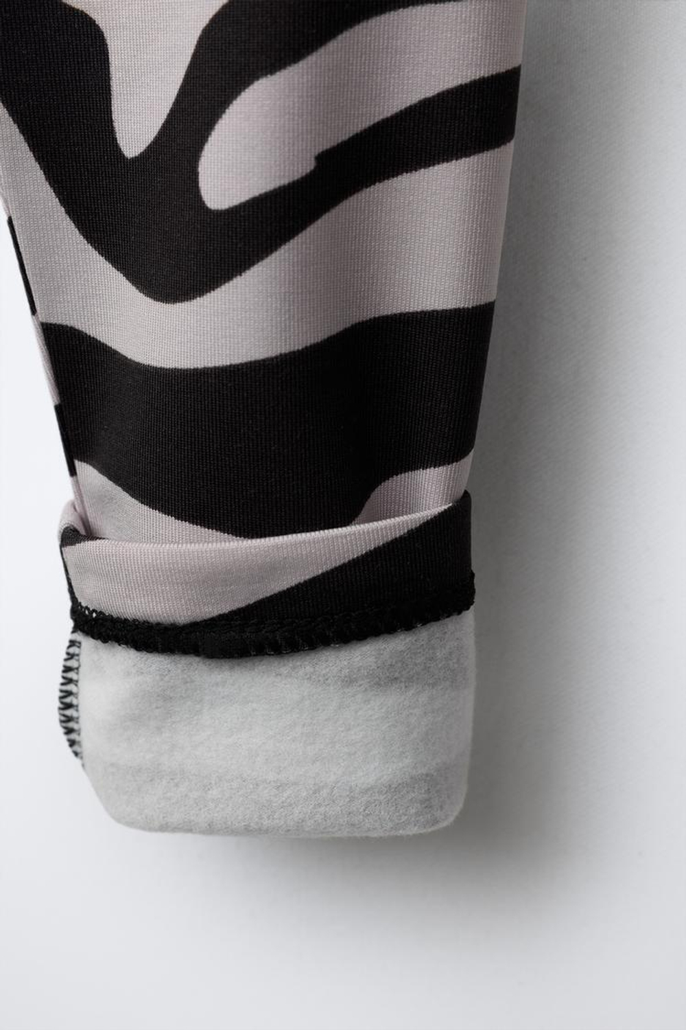 ZARA ДЫШАЩИЕ ЛЕГИНСЫ «ЗЕБРА», ЧЕРНЫЙ/ЭКРЮ