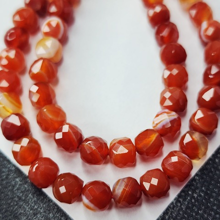 Сердолик, бусины куб, р-р примерно 6.5мм, красивая огранка