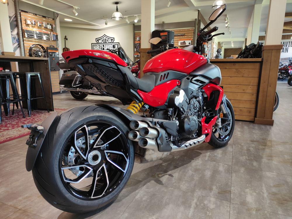 Ducati Diavel V4 (2024) RED