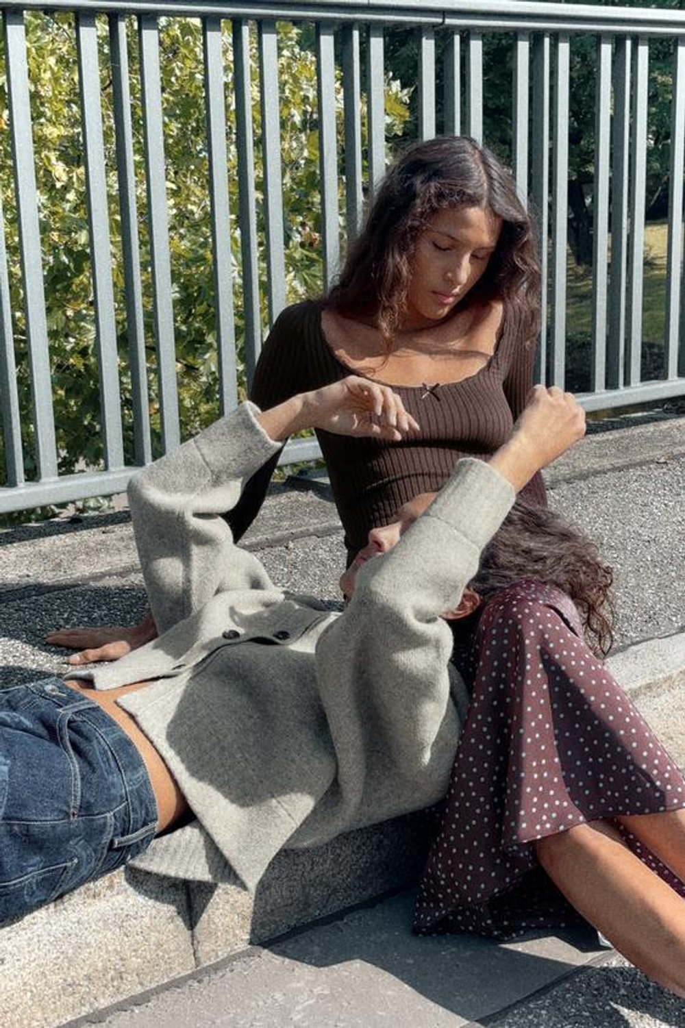 ZARA АТЛАСНАЯ ЮБКА МИДИ, КОРИЧНЕВЫЙ/СИНИЙ