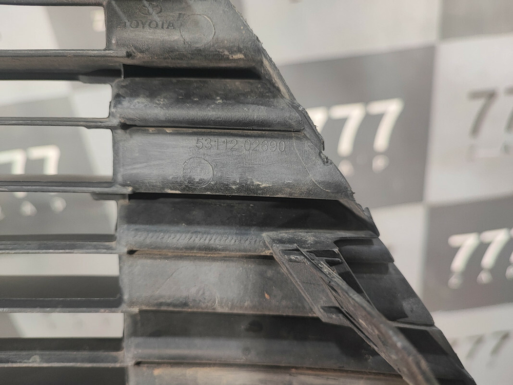 Решетка переднего бампера Toyota Corolla (E180) 15-19 Б/У Оригинал 5311202690