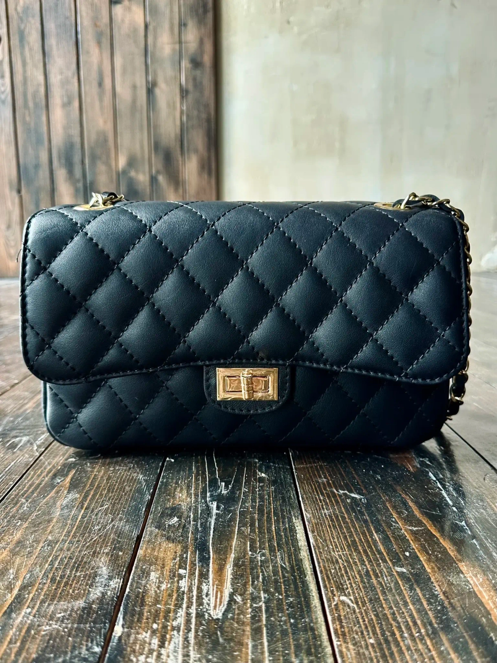 Женская сумка с цепочкой из натуральной кожи черного цвета