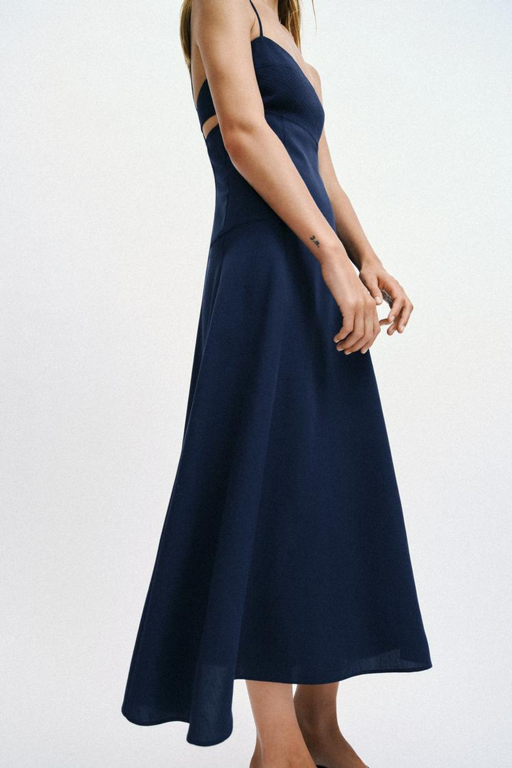 ZARA ПЛАТЬЕ МИДИ С ВЫРЕЗАМИ, ЧЕРНИЛЬНО-СИНИЙ