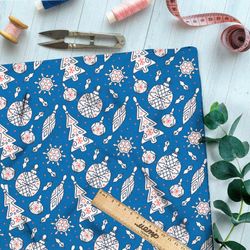 Ткань барби старые ёлочные игрушки на голубом фоне