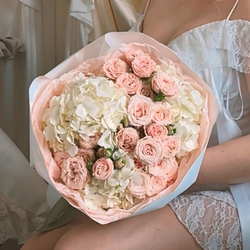 Нежный букет из кустовых роз и гортензии