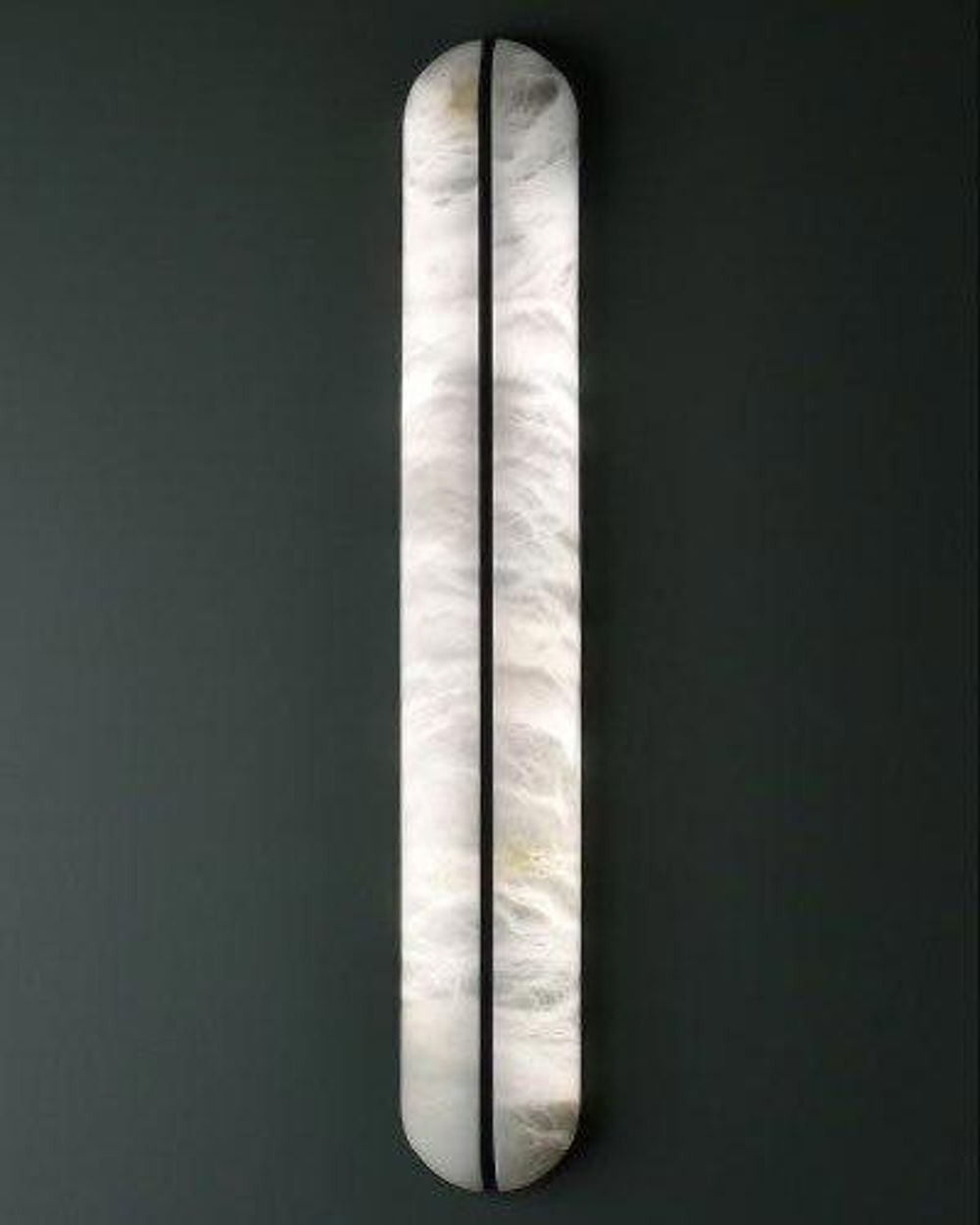 Настенное бра в современном минималистичном стиле.