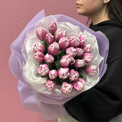 Букет из свежих сиреневых тюльпанов