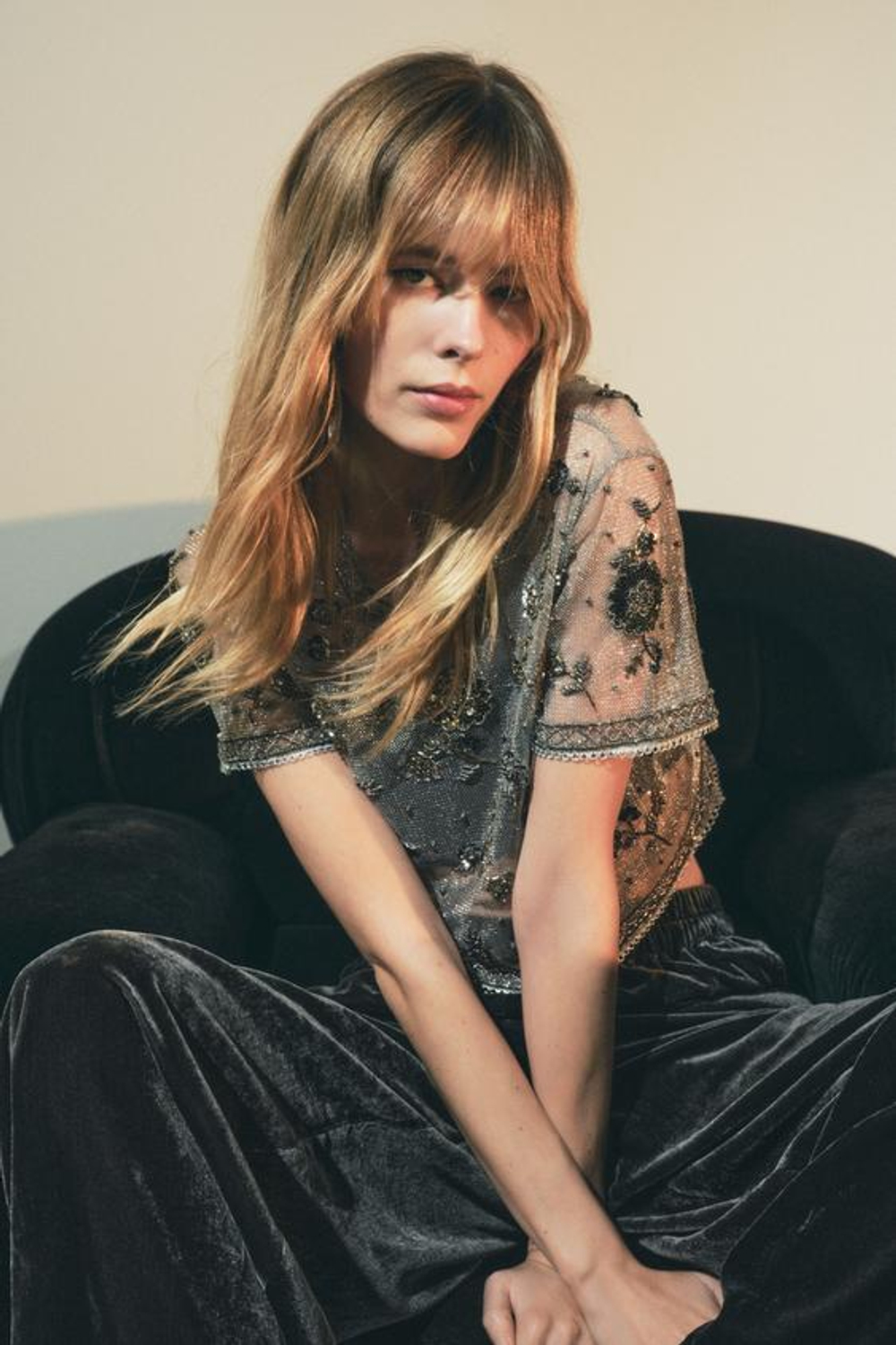 ZARA ТОП ИЗ СЕТЧАТОЙ ТКАНИ С БЛЕСТЯЩЕЙ НИТЬЮ И БУСИНАМИ, СЕРЕБРИСТЫЙ