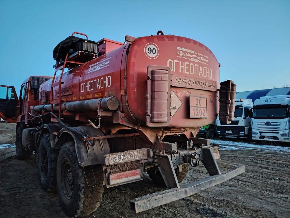 УралСпецТранс 5453* на шасси КамАЗ 43118 6x6 Автотопливозаправщик 5453Z1-100 (Дизельный, 11,8 л, 301