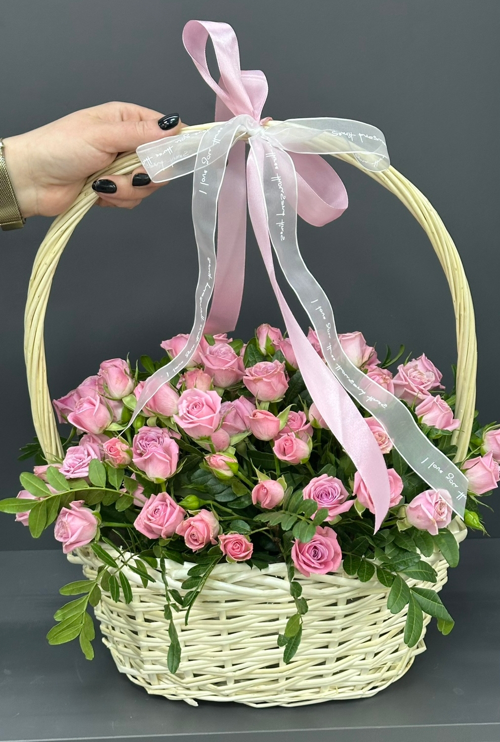 Корзина с кустовыми розами