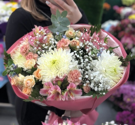 Букет(хризантема одиночная белая,роза кустовая кремовая,гвоздика кустовая розовая,альстермерия розовая,эвкалипт)