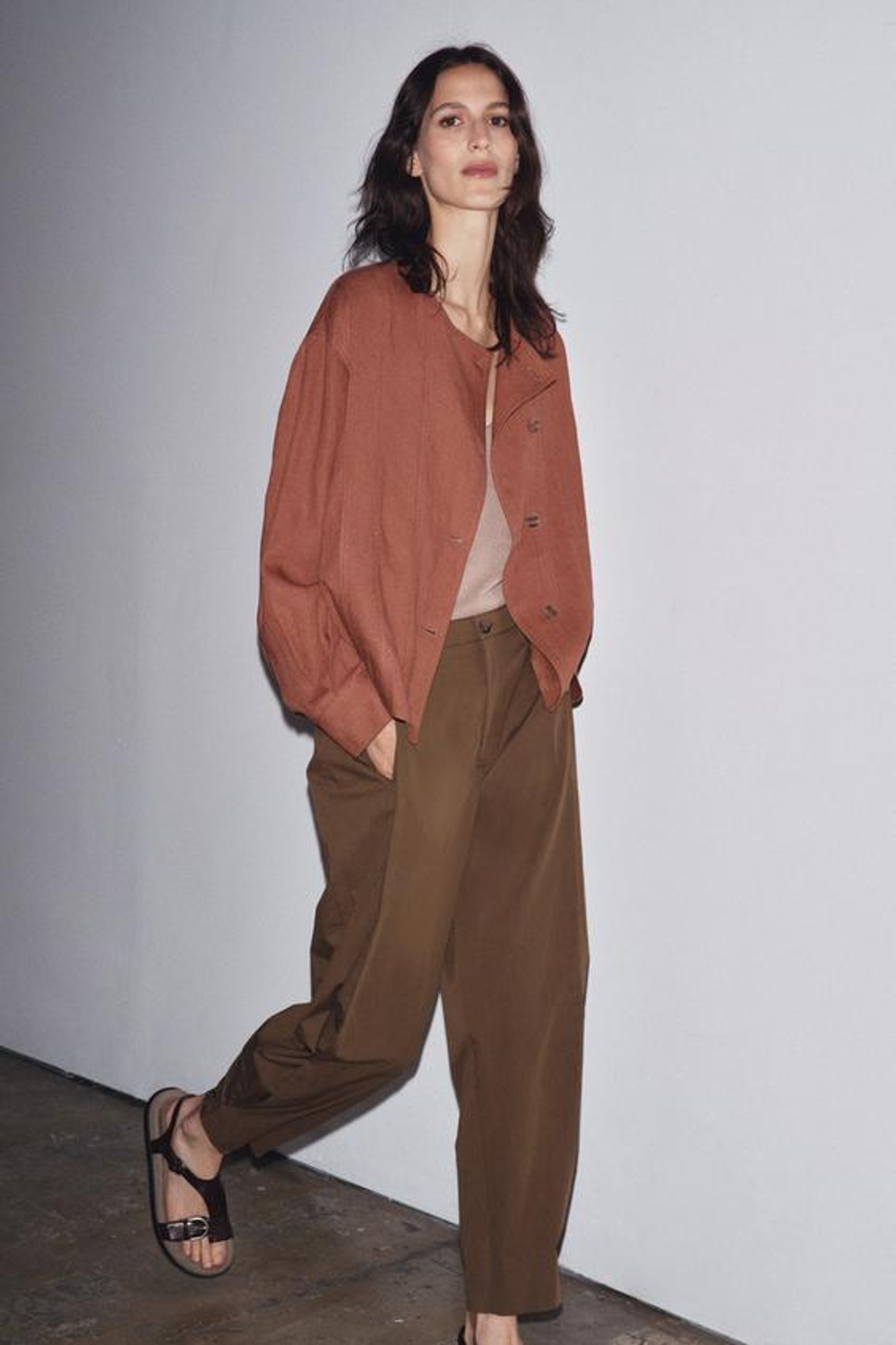 ZARA БРЮКИ С ЗАЩИПАМИ И ШЛЕВКАМИ — ZW COLLECTION, КОРИЧНЕВЫЙ