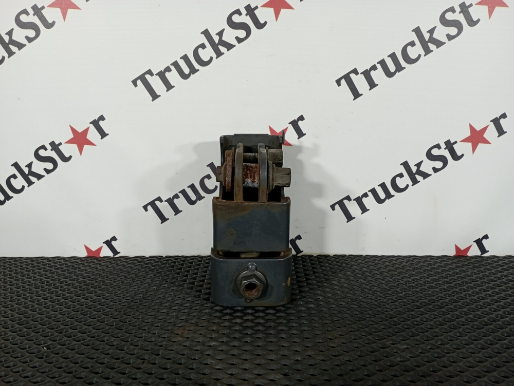 Кронштейн переднего бампера правый