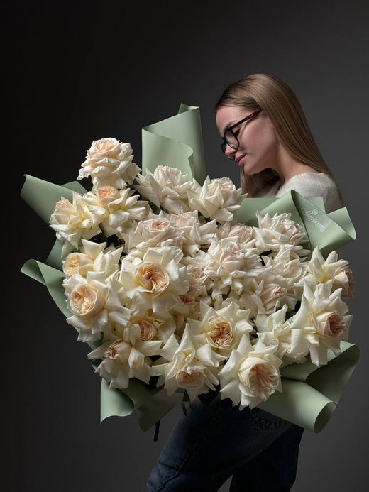 Букет из 51 кремовая французская роза в упаковке