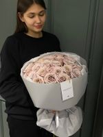 Букет 25 роз в кремовом оттенке в оформлении