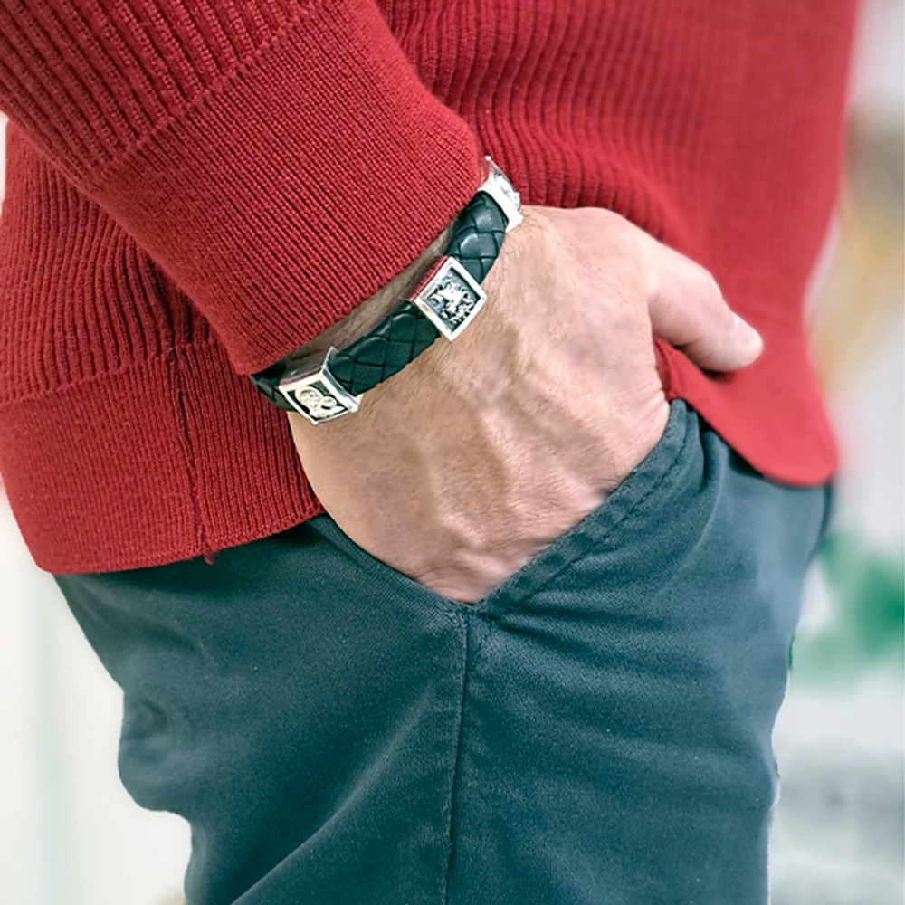 Мужской браслет на руку из натуральной кожи с серебряными вставками