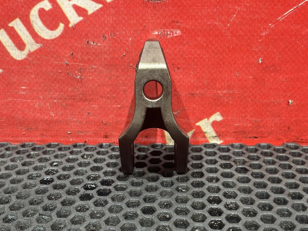 Кронштейн форсунки двигателя 2019 г.