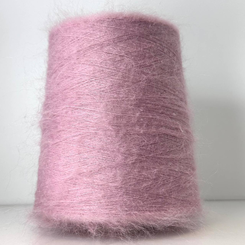 CIGNO - Ilaria Calenzano; 50% кидмохер, 30% нейлон, 20% меринос; 1000м/100гр; col. 005004, цвет: розовый, есть мал. бобинка 133гр.