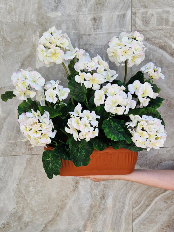 Искусственное растение Герань белая 40см в балконном ящике