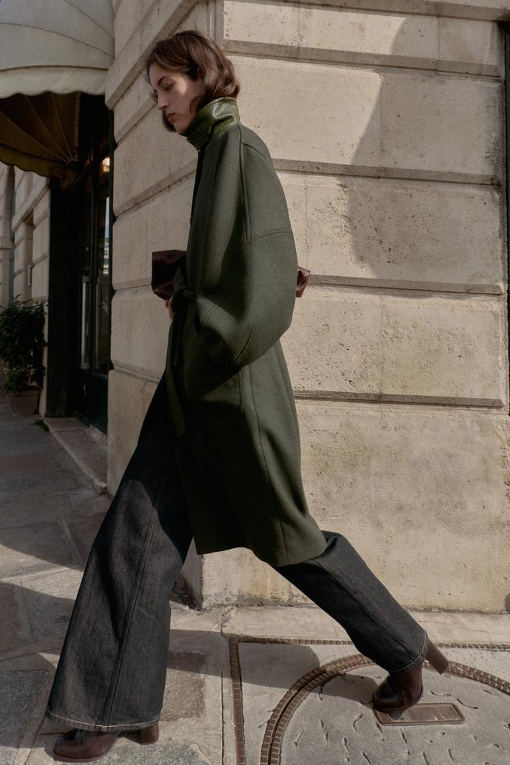 ZARA ПАЛЬТО ИЗ ШЕРСТИ С КОНТРАСТНЫМ ВОРОТНИКОМ И РУКАВАМИ «ШАР», ХАКИ