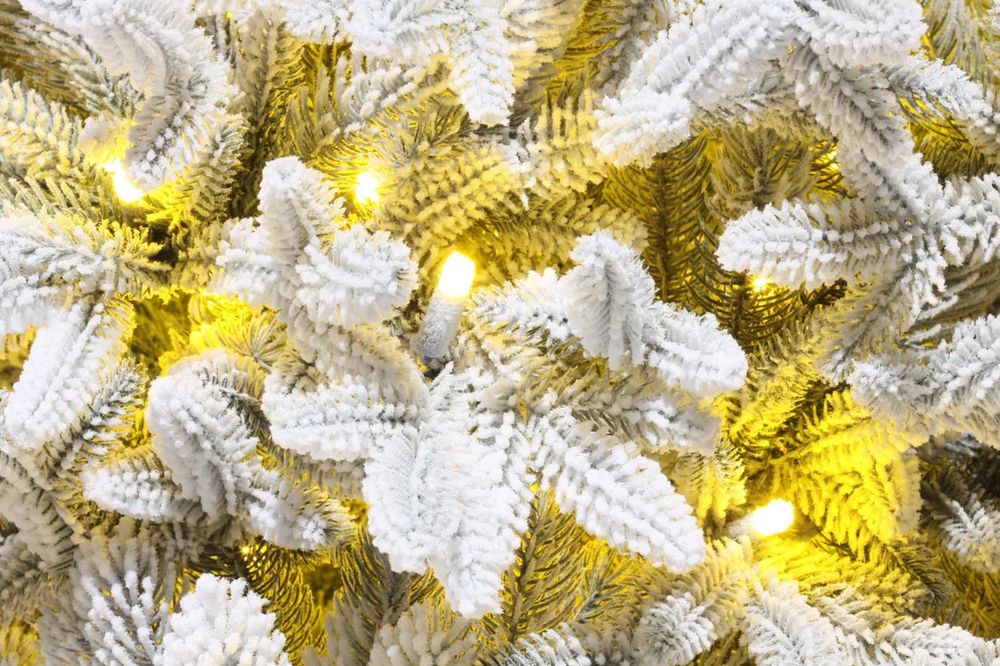 Заснеженная елка с гирляндой «Эльга» (Литая хвоя) 3 м