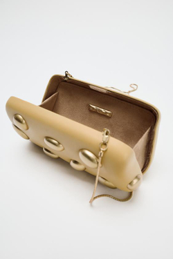 ZARA КЛАТЧ С МЕТАЛЛИЧЕСКИМИ АППЛИКАЦИЯМИ, ГОРЧИЧНЫЙ