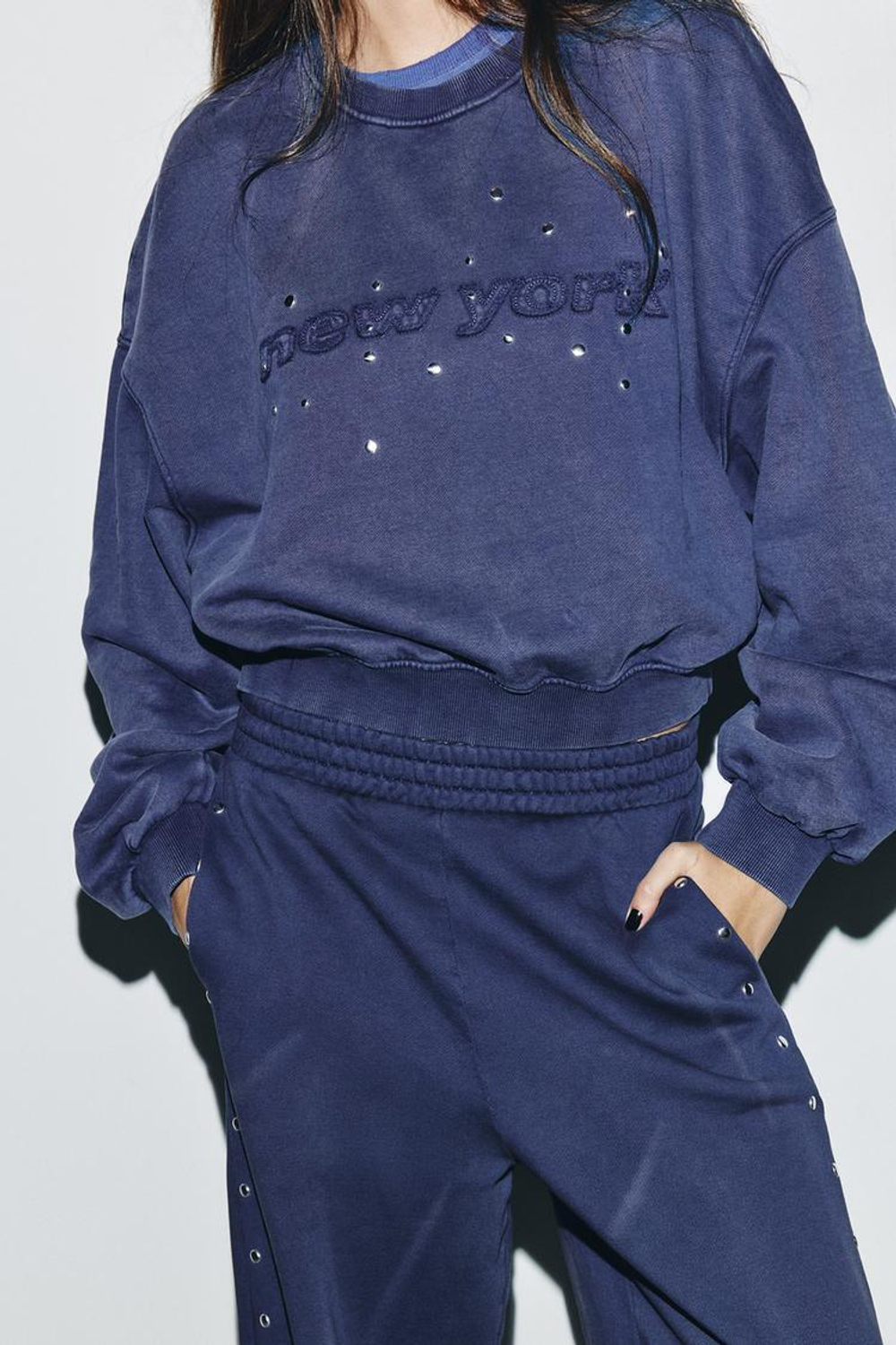 ZARA ТОЛСТОВКА С ЭФФЕКТОМ ПОТЕРТОСТИ И ЗАКЛЕПКАМИ, СИНИЙ