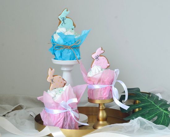 Кулич, оформленный пряником "зайка"