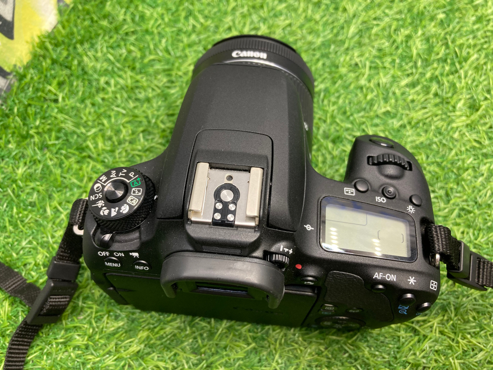 Canon 77D kit 18-55mm 3.5-5.6 IS STM 1.300 кадров