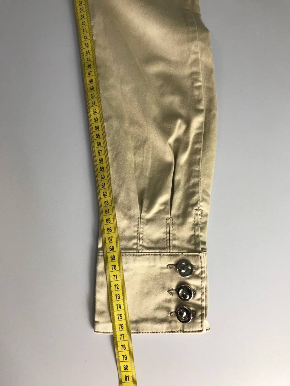 Джинсы песочного оттенка, маркировка М, визуально на 46 размер