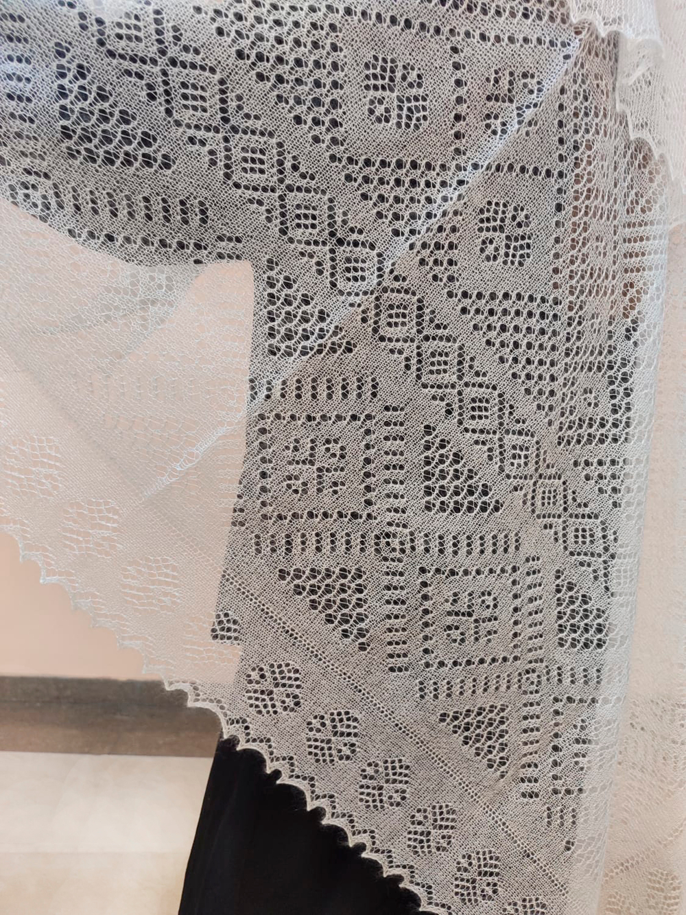 Оренбургский пуховый платок с шелком АШ150-02 экрю