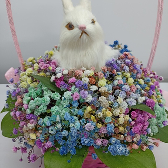 Композиция из радужной гипсофилы Зайка на лужайке