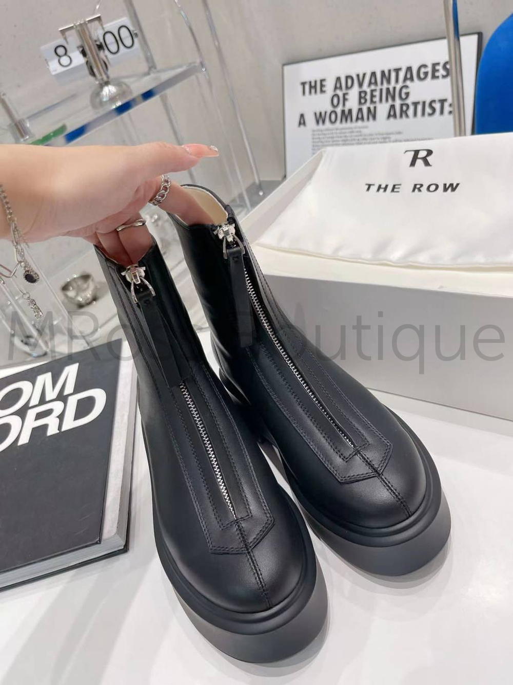 Черные кожаные ботинки с молнией спереди Zipped Boot I THE ROW на толстой подошве