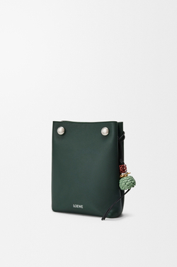 Loewe Сумка-мешок Pebble из гладкой телячьей кожи, зеленый