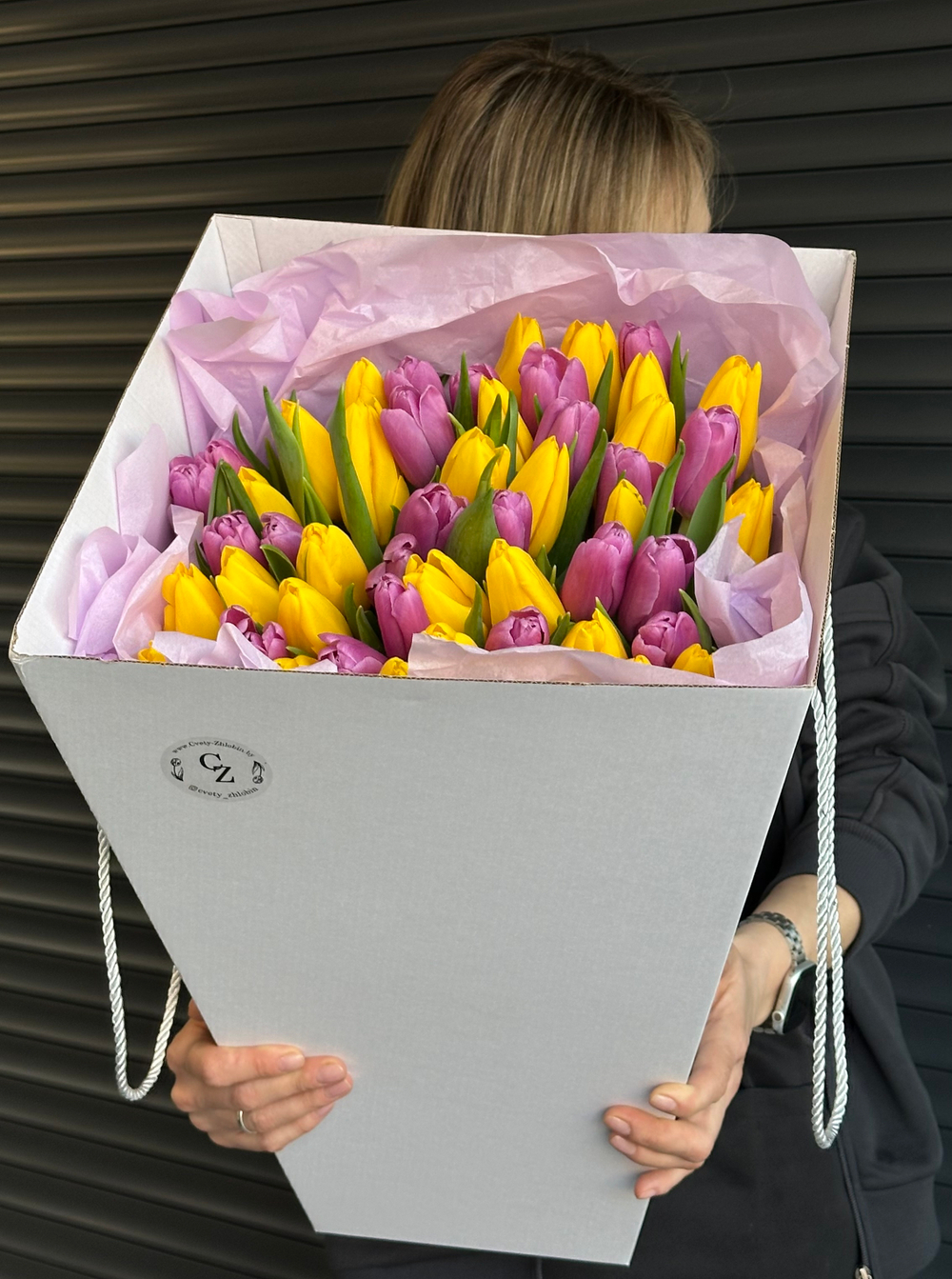 51 тюльпан в коробке-переноске