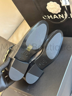 Женские черные кожаные сапоги Chanel с цепочкой