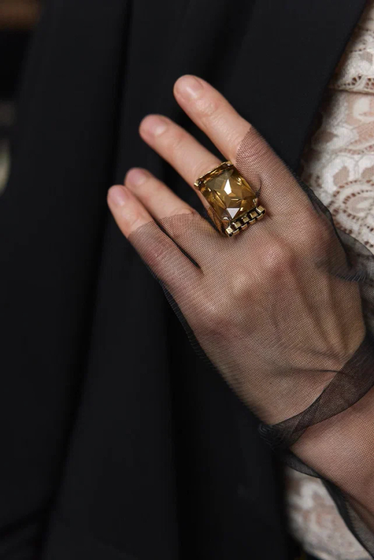 Кольцо разъемное с крупным прямоугольным медовым кристаллом в золотой рамке