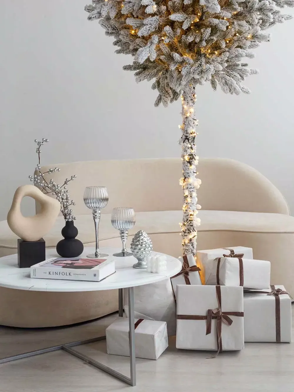 Заснеженная елка на ножке «Торшер» с гирляндой встроенной (Литая хвоя) 210 см / 2,1 м