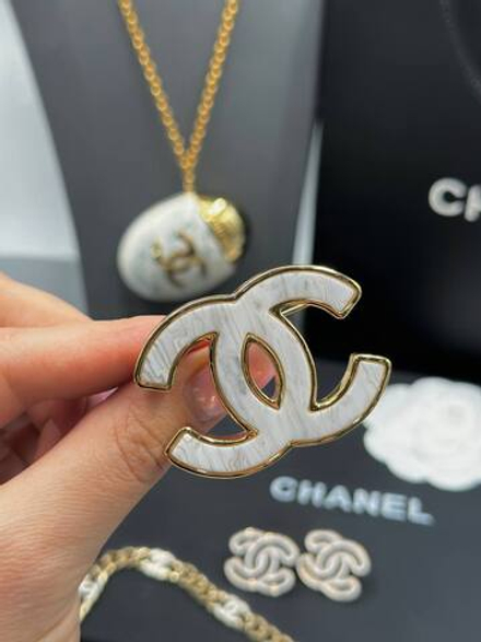 Брошь CHANEL