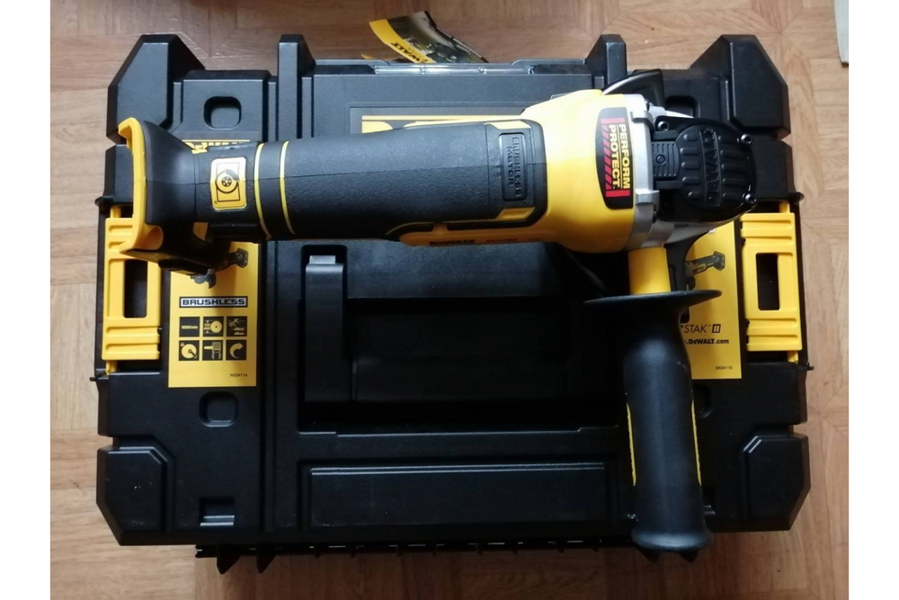 Бесщеточная угловая шлифмашина DEWALT DCG405NT