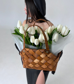 тюльпаны в корзинке