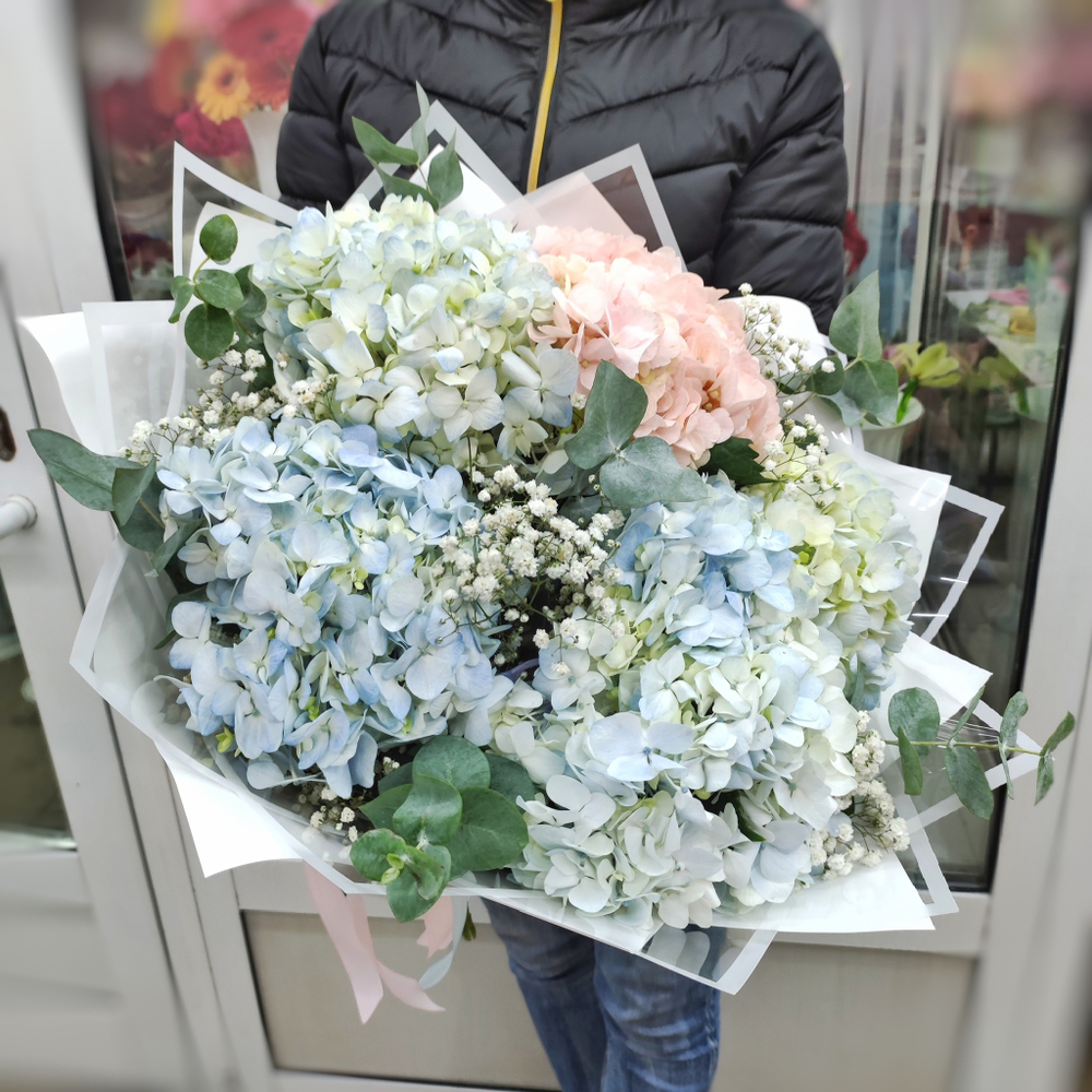 Букет из 5 гортензий и веточек эвкалипта