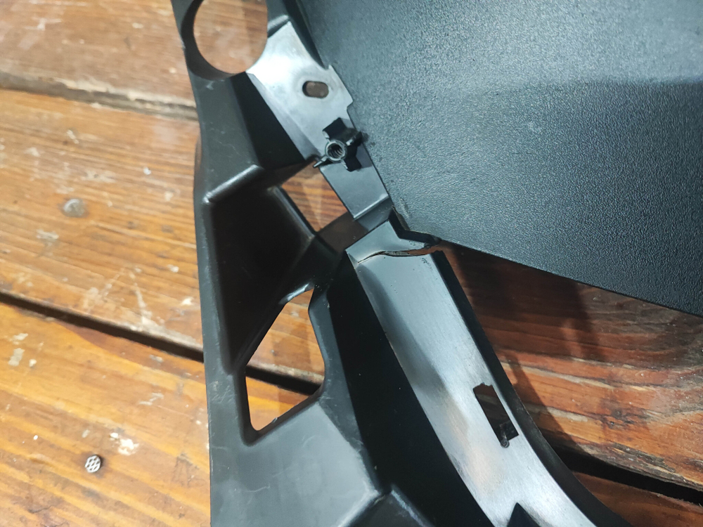 Кронштейн решетки радиатора Peugeot 3008 2 16-20 Б/У Оригинал 9815317777