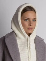 Капор женский вязаный молочный