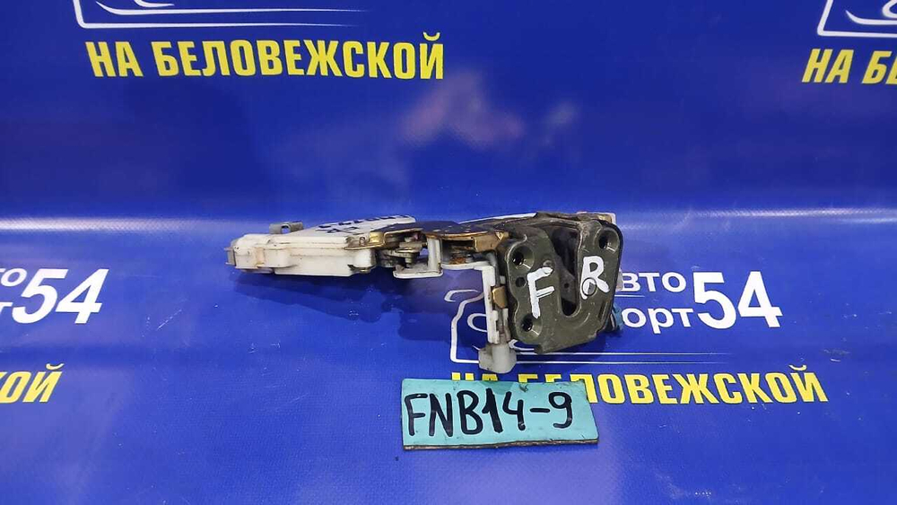 Замок двери передней правой NISSAN SUNNY 1997