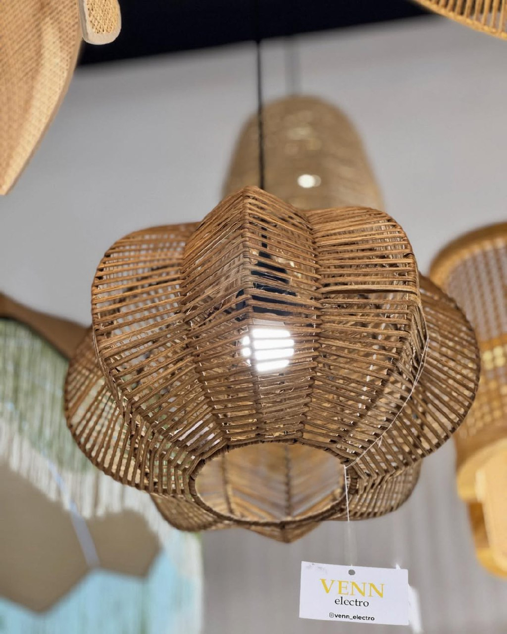 Изящная подвесная люстра из натурального ротанга с лепестковой формой.