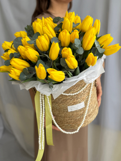 Роскошные желтые тюльпаны и благородный эвкалипт в стильной корзине от Флора Маркет