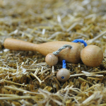 Погремушка с можжевеловыми бусинами Леснушки