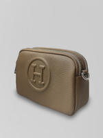 Сумка 125 прямоугольной формы однотонная с ремешком в комплекте и логотипом посередине